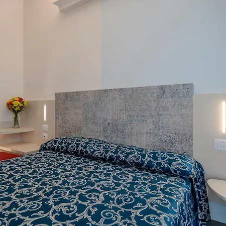 2000 Hotell 3*