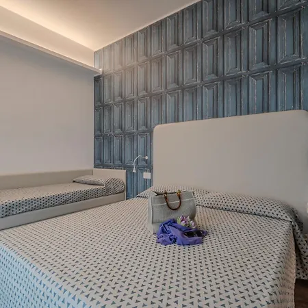 2000 Hotel