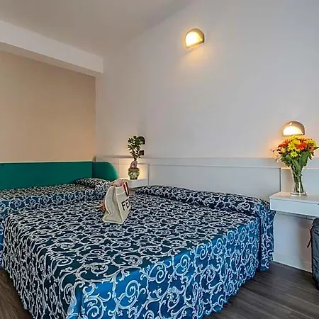 2000 Hotel