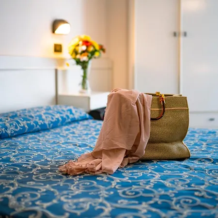 2000 Hotel